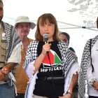 La activista Greta Thunberg (c) el pasado domingo durante una escala del barco Madleen en Catania, Italia.
