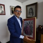 Familiar. Gabriel Cobo muestra la fotografía de su hija, Michelle, con un vestido de su fiesta de 15 años.