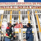 Personal de la AMC colocó los sellos de clsusura en los accesos del Estadio Olímpico Atahualpa