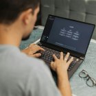 Psicología. Los jóvenes de la Generación Z buscan respuestas rápidas a sus problemas emocionales en la inteligencia artificial.