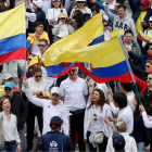 Personas participan en una caminata por la paz y en apoyo al senador Miguel Uribe.