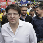 Fotografía de archivo del 23 de noviembre de 2024 del senador de la oposición Miguel Uribe (c) en Bogotá (Colombia).