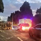 El camión accidentado quedó detenido sobre dos carriles de la avenida Simón Bolívar, en el sector del parque Metropolitano del Sur.