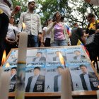 La gente enciende velas durante una protesta contra la violencia y a favor de la paz en Medellín, Colombia, el 8 de junio de 2025, un día después del ataque al candidato presidencial Miguel Uribe.