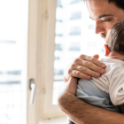 Cada vez más padres se involucran activamente en la crianza de sus hijos, rompiendo viejos estereotipos.