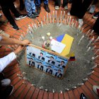 La gente enciende velas durante una protesta contra la violencia y a favor de la paz en Medellín, Colombia, el 8 de junio de 2025, el día después del ataque al candidato presidencial Miguel Uribe.