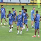 Los jugadores de la selección ecuatoriana de fútbol en el último entrenamiento en Guayaquil, en la cancha del estadio Monumental.
