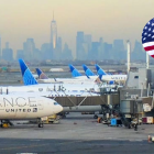 Aviones en pista en el Aeropuerto Newark Liberty, donde se mantienen límites operativos hasta fines de 2025 por seguridad aére