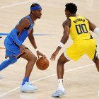 Shai Gilgeous-Alexander y Bennedict Mathurin durante el segundo partido de las Finales de la NBA 2025 en el Paycom Center en Oklahoma City, Oklahoma.