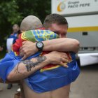 Prisioneros de guerra ucranianos se abrazan después de un intercambio, Ucrania, el 9 de junio de 2025, en medio de la invasión rusa.