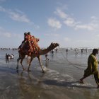 La gente se refresca en el Mar Arábigo durante el clima cálido en el tercer día de la festividad del Eid al-Adha en Karachi, Pakistán, el 9 de junio de 2025.