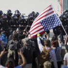 Agentes de la policía de Los Ángeles fueron captados el 5 de junio de 2025, frente a un grupo de manifestantes que protesta contra las redadas de inmigración en Los Ángeles (CA, EE.UU.)