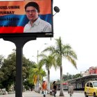 Fotografía de una pantalla en la se observa una imagen del senador y precandidato presidencial Miguel Uribe Turbay, en Cali (Colombia).