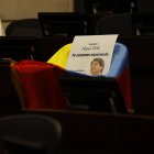 Fotografía de la curúl del senador Miguel Uribe Turbay cubierta con la bandera de Colombia este lunes, en Bogotá (Colombia).