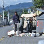Problema. En Conocoto hay basura y los contenedores están dañados. Habitantes de calle buscan entre la basura botellas y cartones.