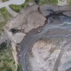 Tras el derrumbe en un talud del río Monjas, los escombros quedaron al lado del cauce, al pie de una urbanización privada.