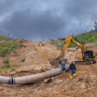 Personal técnico trabaja en la reparación de la tubería dañada por el deslizamiento en Carigán.