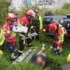 Personal de Bomberos atendió un accidente de tránsito, un vehículo cayó dentro de una pendiente al sur de Quito.