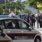 La policía camina cerca de una escuela donde varias personas murieron en un tiroteo, el 10 de junio de 2025 en Graz, sureste de Austria.