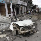 Los escombros de un automóvil aparecen dispersos luego de una explosión este martes 10 de junio de 2025, en Corinto, Cauca (Colombia).