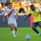 Alex Valera y Moises Caicedo durante el partido entre Ecuador y Perú, en el estadio Rodrigo Paz Delgado de Quito el 10 de septiembre de 2024.