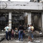 Personas observan los daños ocasionados por una explosión este martes, en Corinto, Cauca (Colombia).
