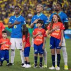 Cuatro pequeños hinchas cumplieron el sueño de saltar a la cancha junto a La Tri y Brasil en el estadio de Barcelona SC, durante las Eliminatorias rumbo al Mundial 2026."