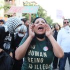 Manifestantes se enfrentan a la policía en Los Ángeles, California, EE.UU., el 9 de junio de 2025.