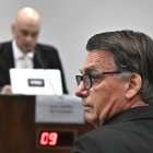El expresidente de Brasil Jair Bolsonaro (d) participa en la segunda sesión de interrogatorio ante el Tribunal Supremo este martes, en Brasilia (Brasil).