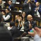 Asambleístas aplauden la aprobación de la Ley de Inteligencia en Ecuador.