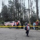 El bus se chocó contra un poste de la avenida Simón Bolívar y se volcó a un costado de la vía, a la altura de la curva de Santa Rosa.