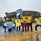 Un grupo de hinchas provenientes de Manabí y Galápagos fueron los primeros en llegar a las inmediaciones del Estadio Nacional de Lima, al mediodía.