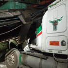 El brazo de grúa sobre el cabezal de la plataforma. El accidente ocurrió en el interior de un puerto de Guayaquil.