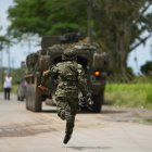 Un integrante de las Fuerzas Armadas vigila el área donde ocurrió una explosión este martes en el caserío de Guachinte, que forma parte del municipio de Jamundí (Colombia).