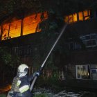 Los bomberos trabajan en el lugar de un ataque con drones en Járkov, en el noreste de Ucrania, el 11 de junio de 2025.
