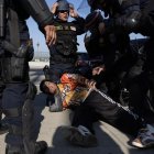 Un manifestante es arrestado durante las protestas provocadas por las redadas migratorias en Los Ángeles, California, EE. UU.