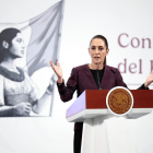La presidenta de México, Claudia Sheinbaum, habla durante una rueda de prensa este miércoles, en el Palacio Nacional, en Ciudad de México
