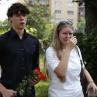 Estudiantes llegan para rendir homenaje a las víctimas del tiroteo escolar en Graz, Austria, el 11 de junio de 2025.