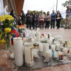 Personas observan un altar en honor al senador y precandidato presidencial Miguel Uribe Turbay, este miércoles en una de las entradas de la Fundación Santa Fe de Bogotá (Colombia).