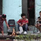 Una familia en La Habana prepara sus alimentos con madera recogida.