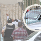 El sicario ingresó con un ramo de flores al cementerio, ubicado en el norte de Guayaquil. Las víctimas estaban en un carro.