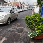 Moradores del centro de Tumbaco afirman que los autos se quedan durante varias horas en las vías.