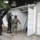 Intervención. En un inmueble de Las Orquídeas, en el norte de Guayaquil, policías y militares encontraron ayer un arsenal de material explosivo.