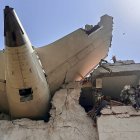 La parte trasera de un avión de Air India después de que se estrellara en una zona residencial cerca del aeropuerto de Ahmedabad.