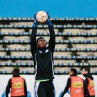 Pedro Ortiz, portero del Emelec, realiza un calentamiento en el estadio Olímpico Atahualp de Quito.