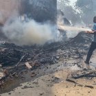 Los bomberos trabajan en el lugar donde se estrelló el vuelo 171 de Air India en una zona residencial cerca del aeropuerto de Ahmedabad, este jueves 12 de junio de 2025.