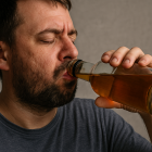 En Quito, la Policía desmanteló una red que distribuía este tipo de bebidas, incautando miles de productos falsificados