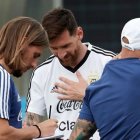 Sebastián Beccace (i) habría dado indicaciones a Lionel Messi y no fueron bien tomadas en la selección de Argentina
