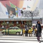 Ciudadanos iraníes caminan junto a un cartel que representa al líder supremo de Irán, ayatolá Ali Jamenei,  en una calle de Teherán, Irán.