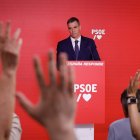 El primer ministro de España y líder del gobernante Partido Socialista Obrero Español (PSOE), Pedro Sánchez, responde preguntas de los periodistas, el 12 de junio de 2025.